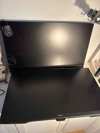 2 Monitores BenQ 27' con Soporte Dual + camara
