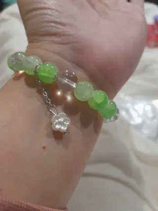 Pulsera de cristal con charm de flor