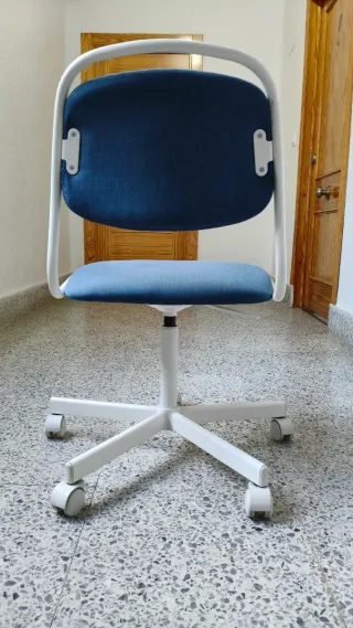 Silla de escritorio Ikea azul y blanca