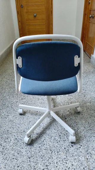 Silla de escritorio Ikea azul y blanca