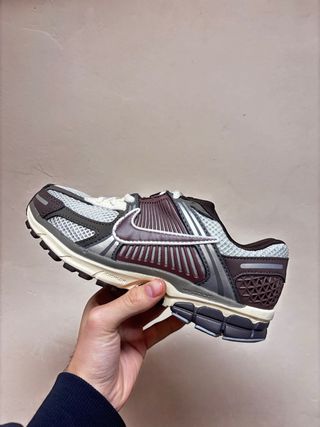 Nike Zoom Vomero 5 Marrón y Gris