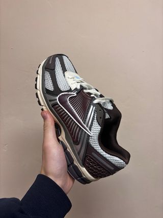 Nike Zoom Vomero 5 Marrón y Gris