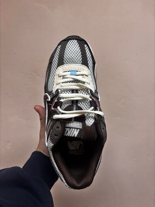 Nike Zoom Vomero 5 Marrón y Gris