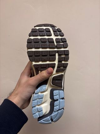 Nike Zoom Vomero 5 Marrón y Gris