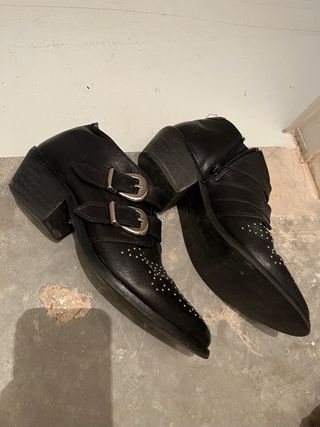 Botines piel Is To Me tachuelas negros