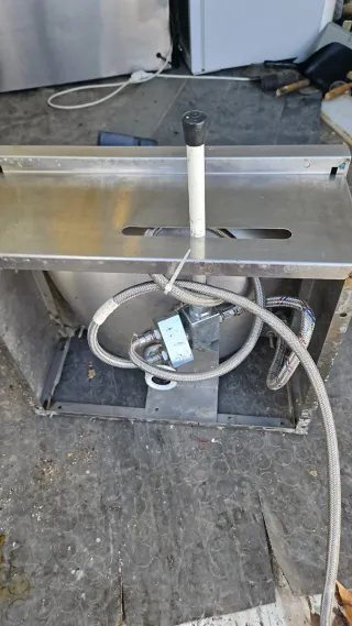 Lavabo de acero inoxidable con grifo