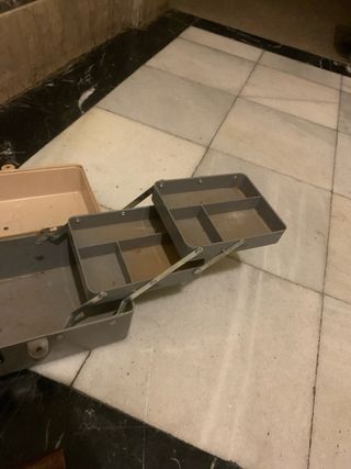 Caja de herramientas multiusos con compartimentos