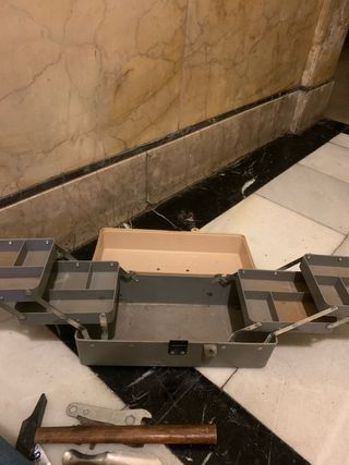 Caja de herramientas multiusos con compartimentos