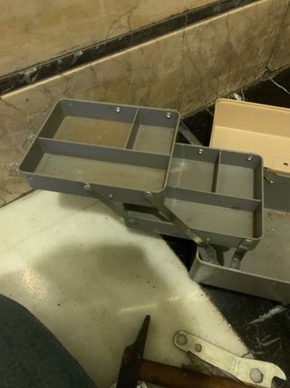 Caja de herramientas multiusos con compartimentos