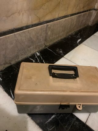 Caja de herramientas multiusos con compartimentos