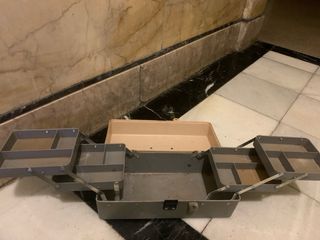 Caja de herramientas multiusos con compartimentos