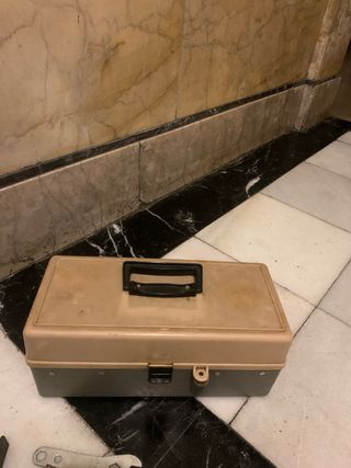 Caja de herramientas multiusos con compartimentos