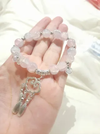 Pulsera de cuarzo rosa con dijes
