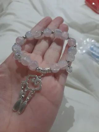 Pulsera de cuarzo rosa con dijes