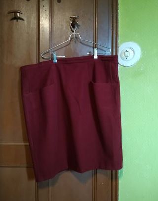 Falda burdeos con bolsillos