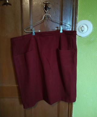 Falda burdeos con bolsillos