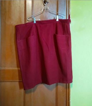 Falda burdeos con bolsillos