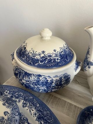 Vajilla de cerámica azul y blanca