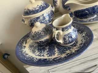 Vajilla de cerámica azul y blanca