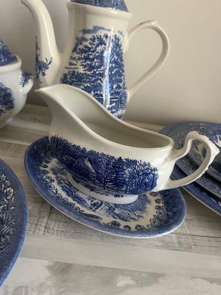 Vajilla de cerámica azul y blanca