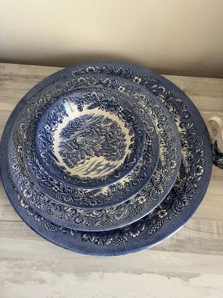 Vajilla de cerámica azul y blanca