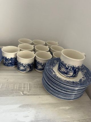 Vajilla de cerámica azul y blanca