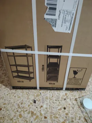 2 Estanterías metálicas y de madera