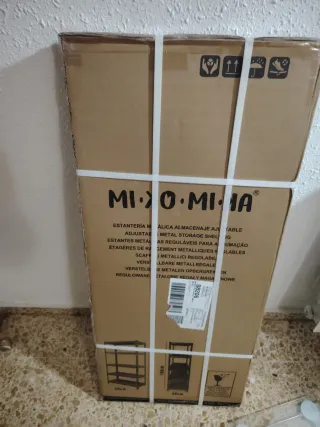 2 Estanterías metálicas y de madera