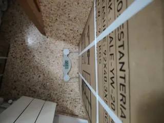 2 Estanterías metálicas y de madera