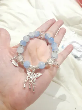 Pulsera con mariposa y cuentas