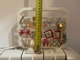 Expositor de pendientes blanco y dorado