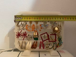 Expositor de pendientes blanco y dorado