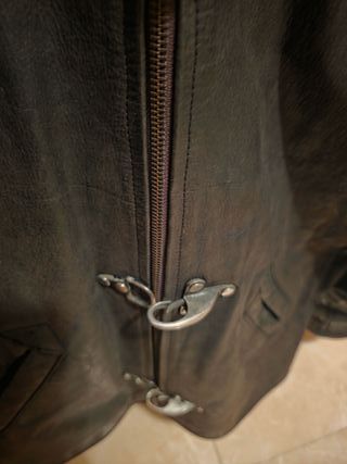 Chaqueta de cuero marón con cremallera y toggles