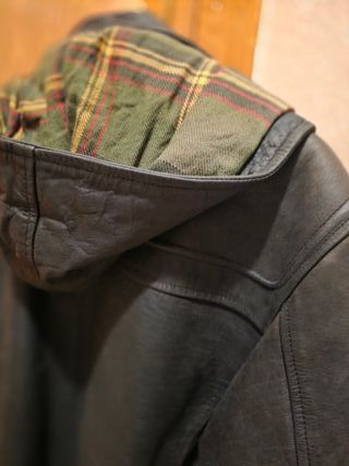 Chaqueta de cuero marón con cremallera y toggles