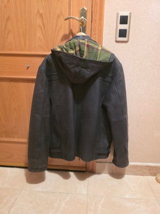 Chaqueta de cuero marón con cremallera y toggles