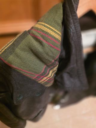 Chaqueta de cuero marón con cremallera y toggles