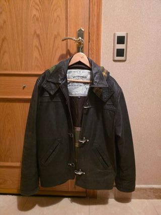 Chaqueta de cuero marón con cremallera y toggles