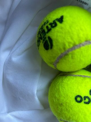 Pelotas de tenis y muñequera