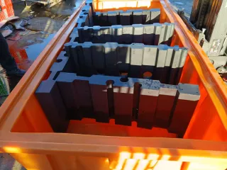 Cubeta naranja de plástico resistente,escucho ofer