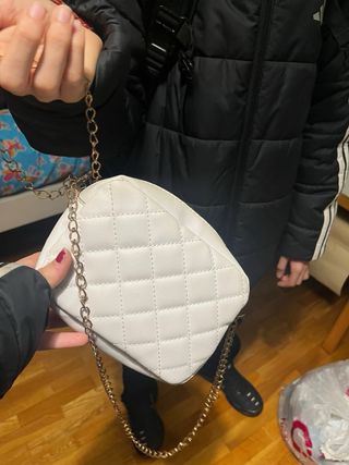 Bolso blanco acolchado con cadena dorada