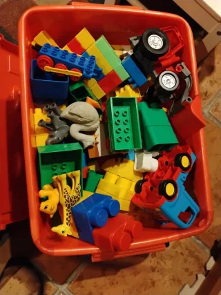 Caja de bloques y figuras para niños