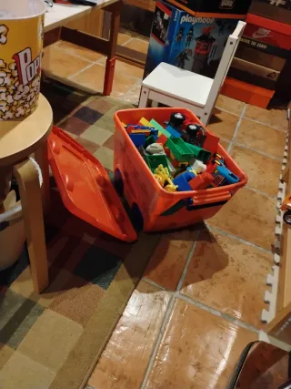 Caja de bloques y figuras para niños