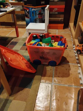 Caja de bloques y figuras para niños
