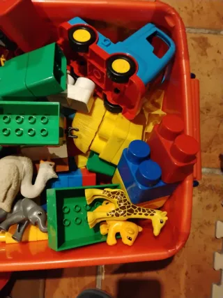 Caja de bloques y figuras para niños