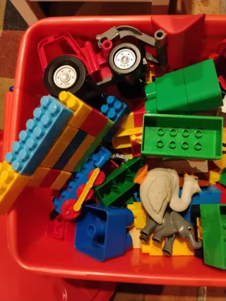 Caja de bloques y figuras para niños