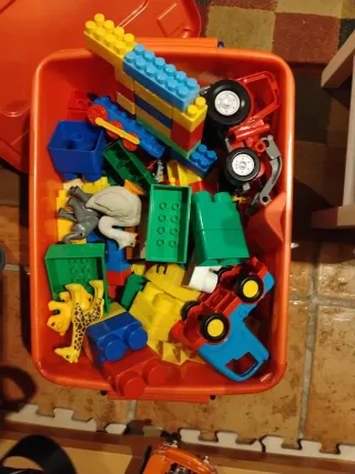 Caja de bloques y figuras para niños