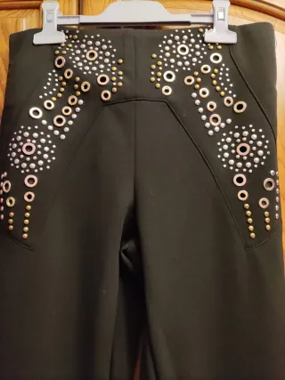 Pantalón negro con detalles dorados