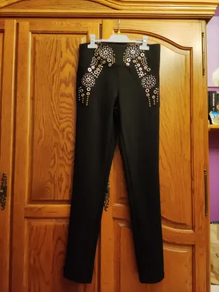 Pantalón negro con detalles dorados