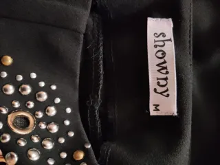 Pantalón negro con detalles dorados