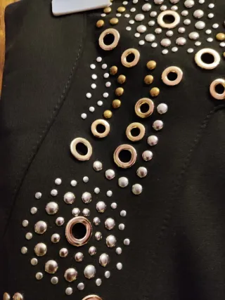 Pantalón negro con detalles dorados